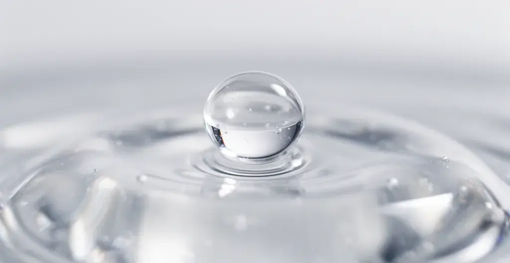 Texture de gel translucide illustrant les propriétés hydratantes de l'acide hyaluronique